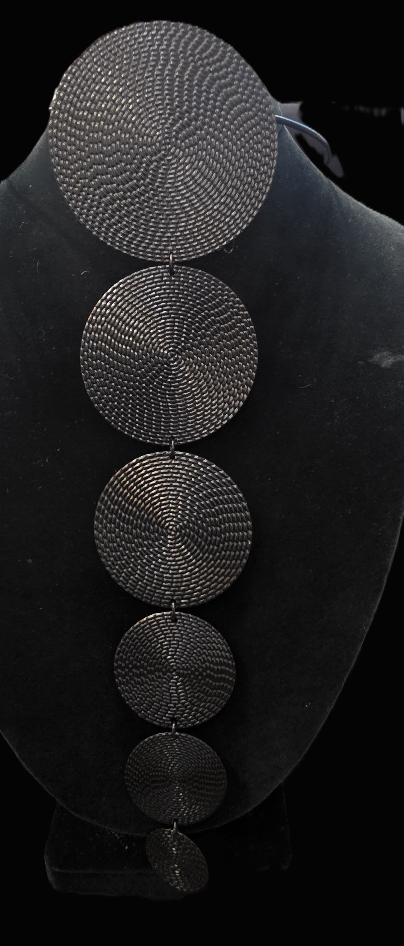 Textured Graduating Disc Choker